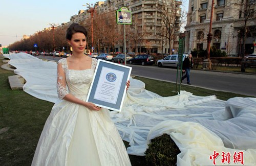 Cô dâu Emma Dumitrescu, người Romania đang mặc chiếc váy cưới dài 2,97 km.