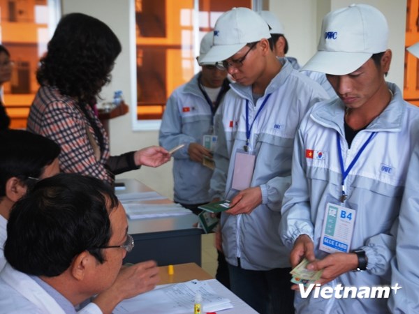 Lao động làm thủ tục sang Hàn Quốc làm việc. (Ảnh: Hồng Kiều/Vietnam+)