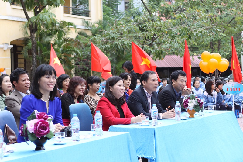 Bà Lê Thị Bình - TGĐ Công ty Dược phẩm Tâm Bình dự chương trình sự kiện truyền thông của trường THPT Cầu Giấy
