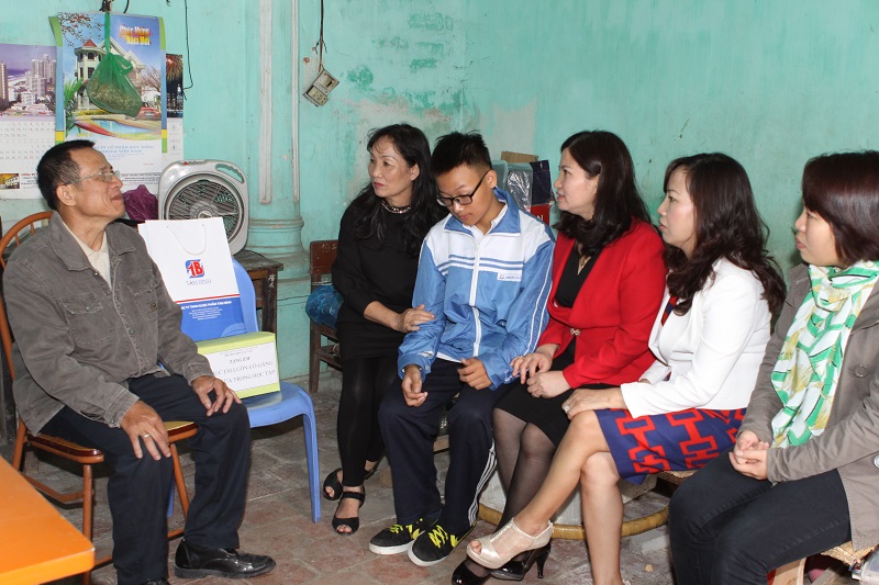 Bà Lê Thị Bình cùng Ban lãnh đạo trường THPT Cầu Giấy đến nhà thăm hỏi và trao học bổng cho em Nam