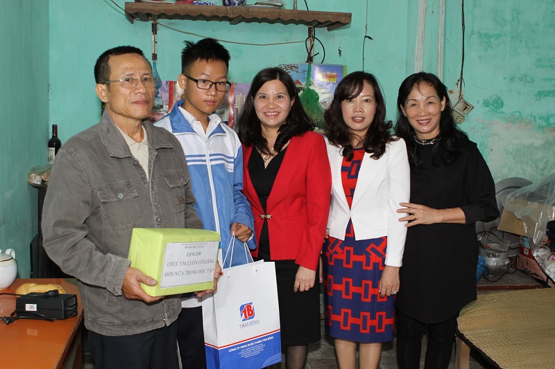 Bà Lê Thị Bình chụp ảnh cùng Ban lãnh đạo trường THPT Cầu Giấy và gia đình em Nguyễn Thành Nam 