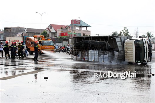 Xe chở hóa chất lật trên giao lộ