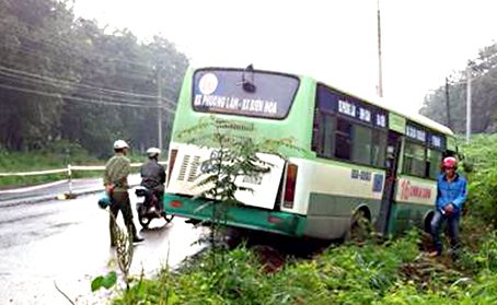 Xe ben đụng xe buýt văng xuống lề, 6 người nhập viện