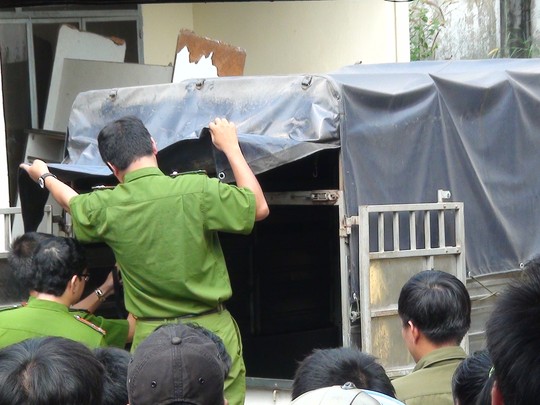 Người đàn ông chết trên xe trong tư thế thắt cổ