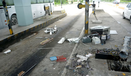 Xe khách tông sập cabin trạm thu phí