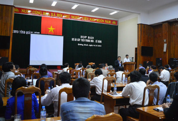Ông Nguyễn Hữu Hoài trả lời các câu hỏi của báo chí.