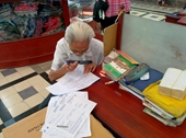 Cụ ông 84 tuổi viết, dịch thư thuê tại Bưu điện TP HCM