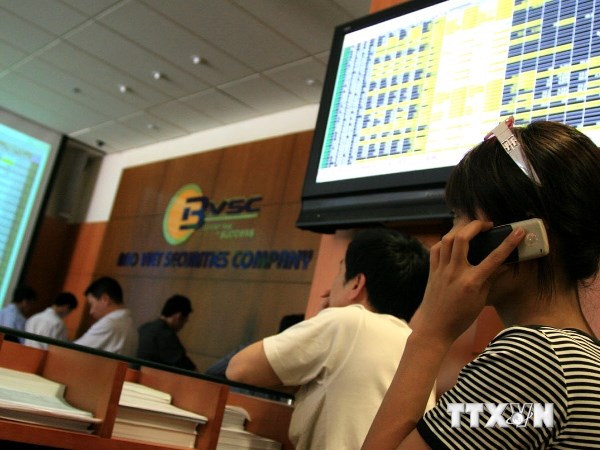 Chứng khoán tiếp tục mất điểm, VN-Index còn hơn 597 điểm