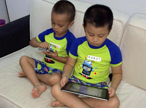 Trẻ con nghiện máy tính bảng, smartphone
