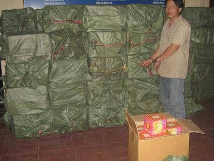 Khởi tố cặp vợ chồng chở 3 tấn pháo lậu trên xe đông lạnh