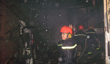 Cháy lớn thiêu rụi cửa hàng bán quần áo may sẵn