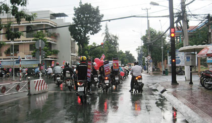 Đoàn xe quảng cáo xem thường Luật Giao thông đường bộ