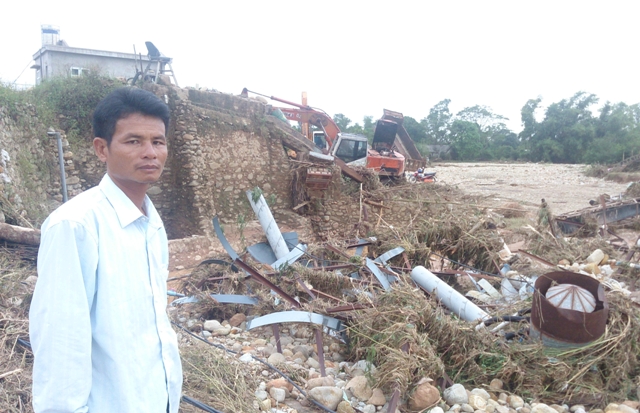 Khu kho bãi hàng nghìn m3 cát, đá, máy móc thiết bị của Doanh nghiệp tư nhân Đầm Hà đã bị san phẳng sau lũ.