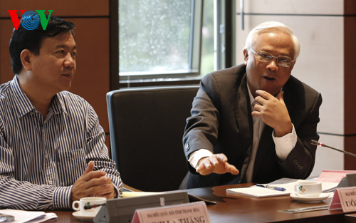 Phó Chủ tịch Quốc hội Uông Chu Lưu (phải) trong thảo luận tổ (ảnh Quang Trung)