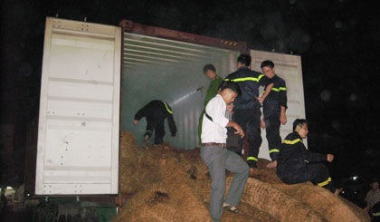 Xe container chở xơ dừa bốc khói