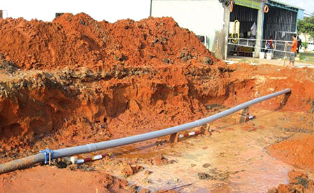 Thi công QL1A Vỡ tuyến ống nước ảnh hưởng hàng ngàn hộ dân