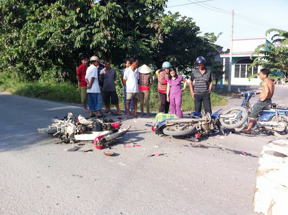 Hai xe máy đụng nhau, 3 người bất tỉnh