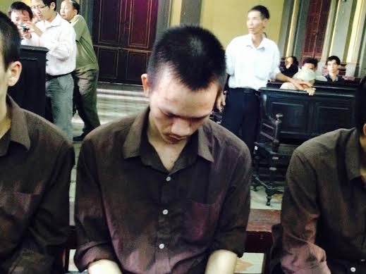 Bị đâm chết vì  thọc tay vào túi quần