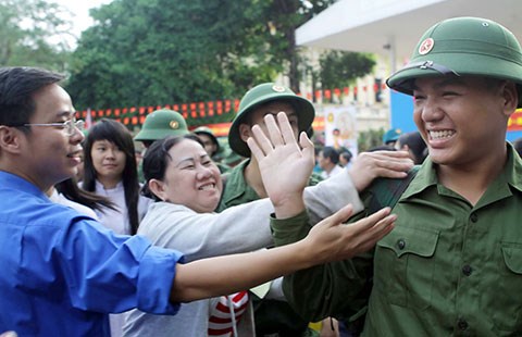 Cán bộ, công chức cũng phải đi bộ đội