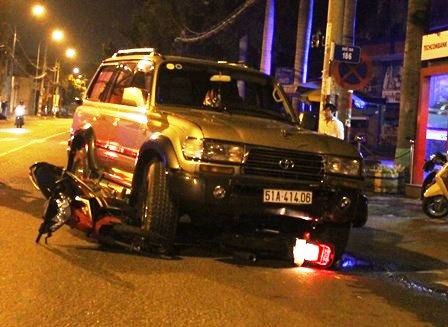 Ô tô mất lái tông 2 xe máy, 2 người nguy kịch