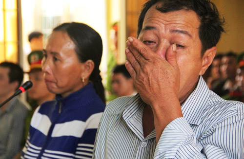 Bố mẹ nạn nhân Tu Ngọc Thạch nhiều lần khóc tại tòa