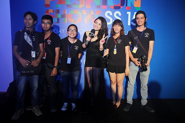 Thủy Top sexy và nóng bỏng đi xem show thời trang