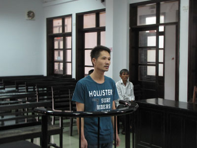 Bị phát hiện trộm xe, bơi ra biển trốn chạy