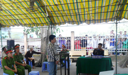 Cướp giật tài sản, bị phạt 4 năm tù