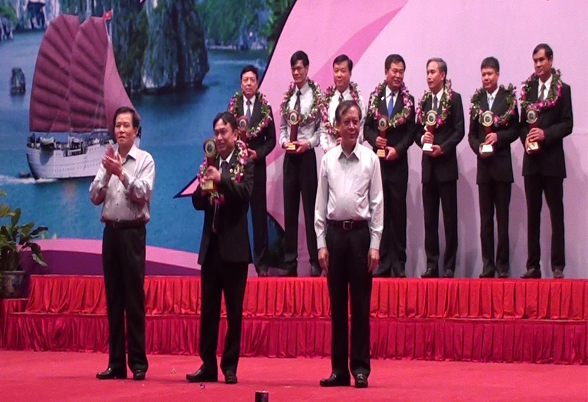 Ông Nguyễn Văn Thanh (người đứng giữa hàng đầu) được vinh danh trong Ngày Doanh nhân Việt Nam 2014. Ảnh: TL