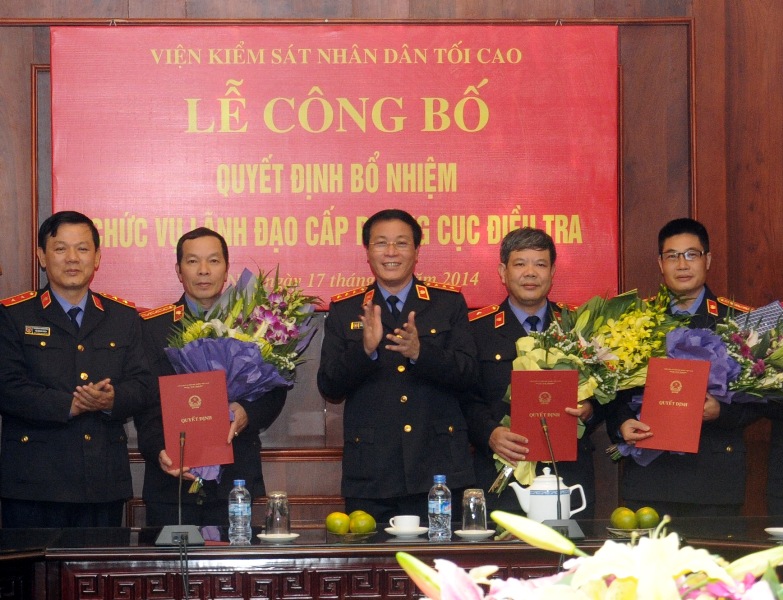 Phó Viện trưởng VKSNDTC Nguyễn Hải Phong và Cục trưởng Cục Điều tra VKSNDTC trao quyết định và tặng hoa chúc mừng các đồng chí được bổ nhiệm.
