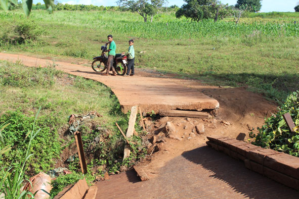 Cầu qua suối Ea Sol bị hỏng, gây trở ngại cho việc đi lại của người dân