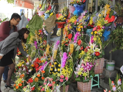 Thị trường 20 11 Hoa tươi, quà tặng bình dân hút khách