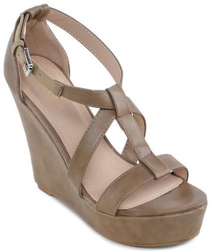 Những kiểu giày đế xuồng nổi bật