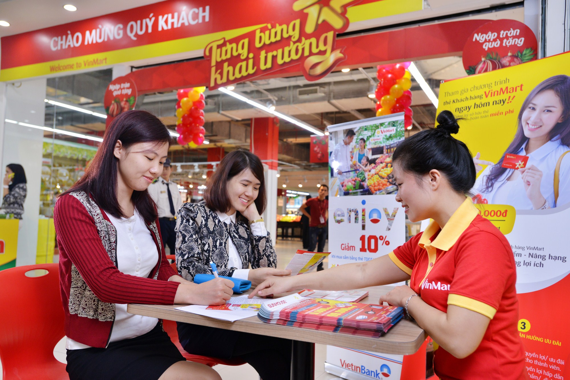 Nhân viên tư vấn thủ tục đăng ký thẻ thành viên VinMart