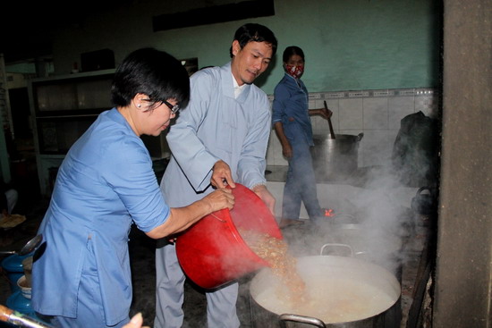 Người phụ nữ nhiệt tâm với bữa ăn người nghèo