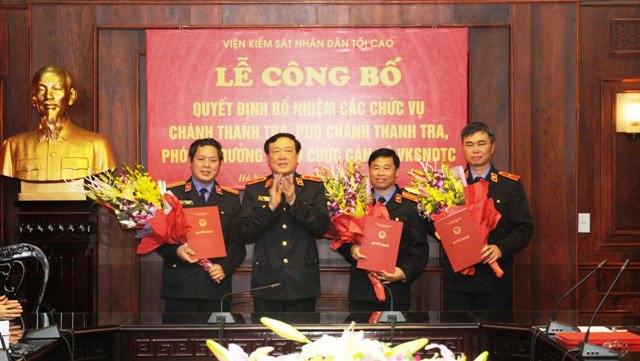 PGS.TS Nguyễn Hòa Bình, Viện trưởng VKSNDTC trao quyết định và tặng hoa chúc mừng các đồng chí được bổ nhiệm 