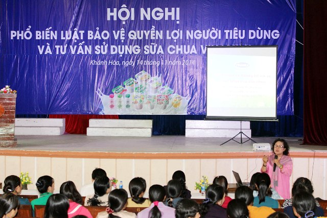 Tiến sĩ - Bác sĩ Nguyễn Thị Thu Hồng, Nguyên Phó Giám Đốc Sở Y Tế Tỉnh Bà Rịa Vũng Tàu tư vấn cho người tiêu dùng vấn đề “Sữa chua và những lợi ích về sức khỏe của sữa chua”