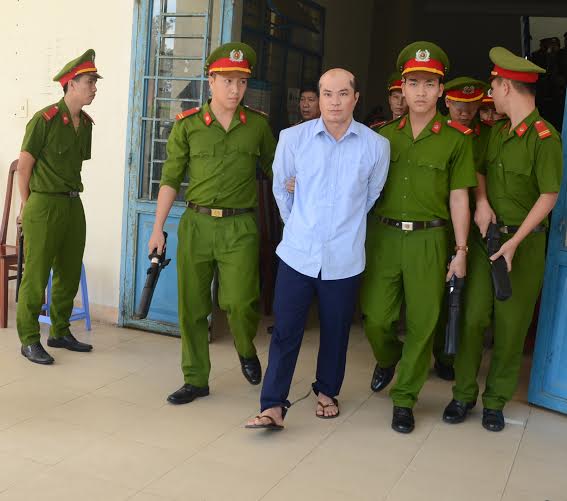 Úp ca a xít lên đầu người yêu vì bị đá