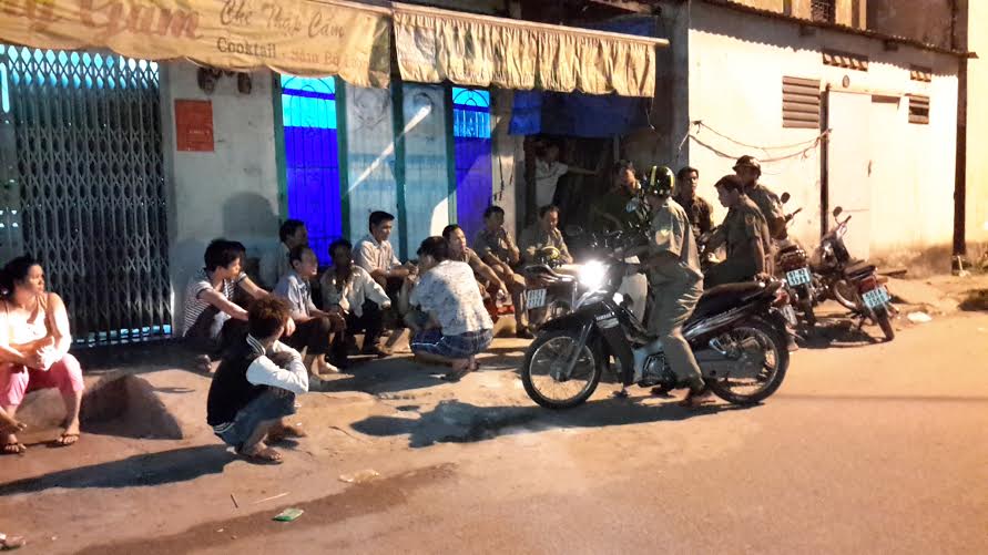 Thanh niên ngồi trong nhà bị kẻ bịt mặt đâm chết