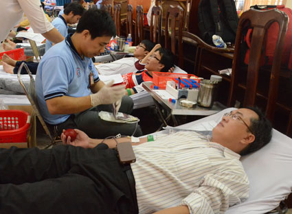Hơn 400 người tham gia hiến máu tình nguyện