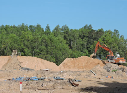 Núp bóng việc đào ao để khai thác cát trái phép