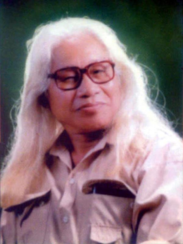 Nhà văn Nhất Lâm được biết đến với mái tóc bạc phơ.