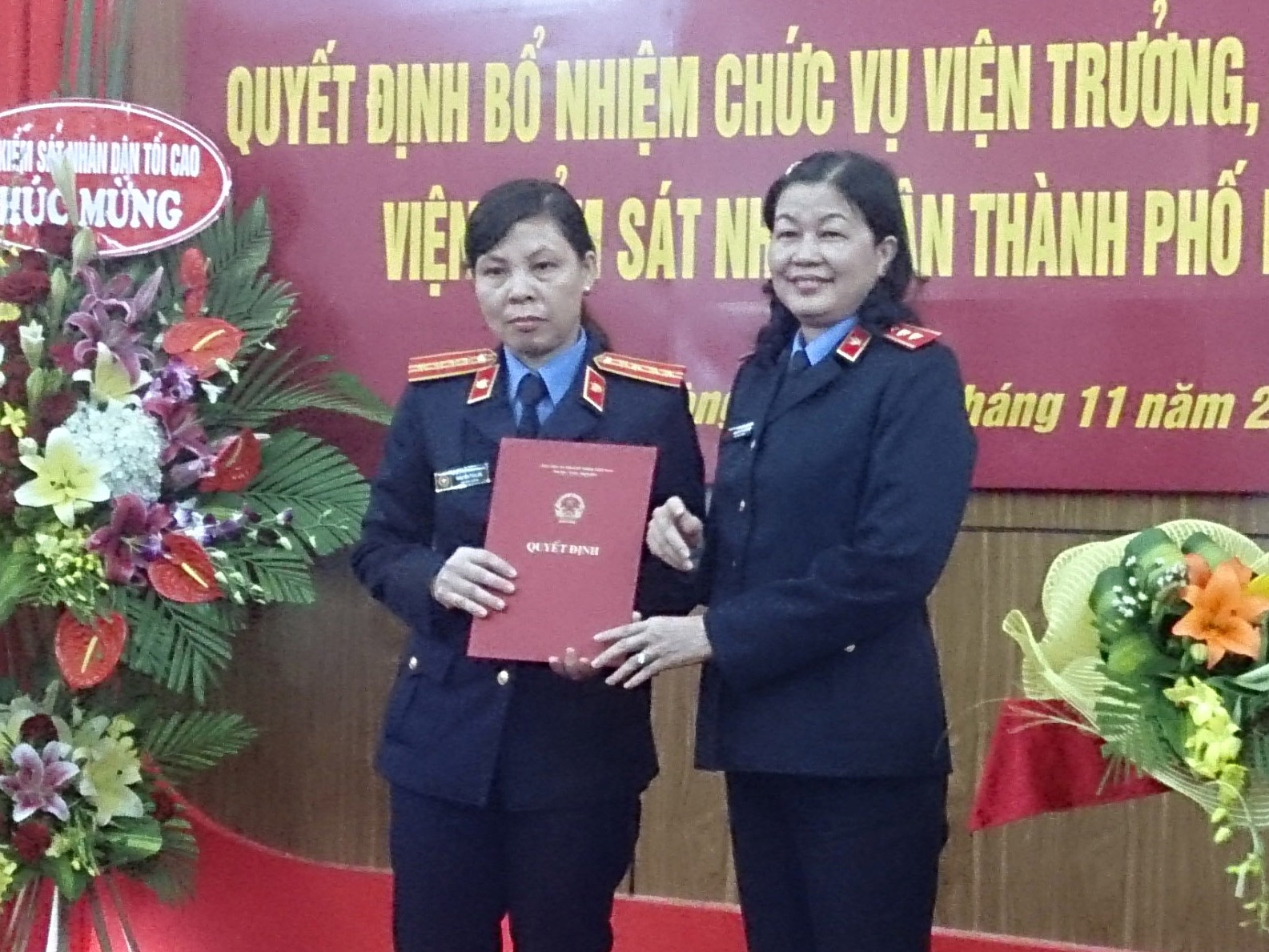  Đồng chí Nguyễn Thị Thủy Khiêm, Phó Viện trưởng VKSNDTC trao Quyết định bổ nhiệm chức vụ Viện trưởng VKSND TP. Hải Phòng.