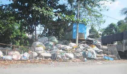 Chất phế liệu lấn chiếm lộ giới và lối ra vào của 1 hộ dân