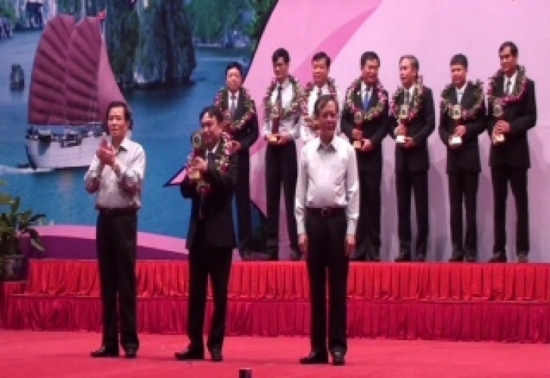 Ông Nguyễn Văn Thanh (đứng giữa, hàng đầu) trong buổi lễ vinh danh