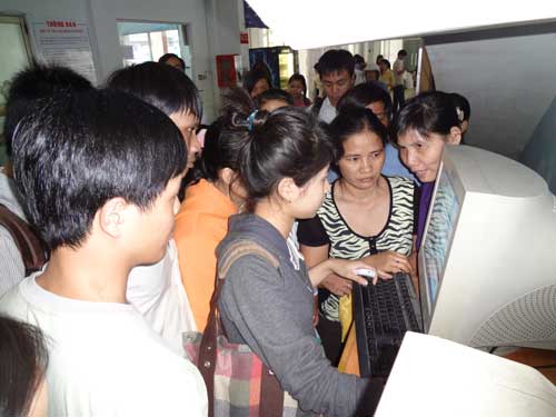 Khách mua vé tàu Tết bằng phương thức đặt chỗ qua mạng tại Ga Sài Gòn - Ảnh: Mai Vọng