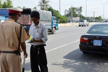 Nhiều ô tô biển xanh vi phạm trật tự an toàn giao thông