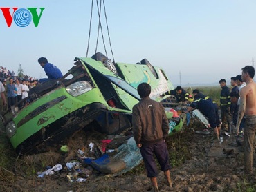 Vụ xe khách lao xuống ruộng Còn 12 nạn nhân điều trị tại bệnh viện