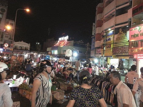 Tấp nập chợ đêm Bà Chiểu