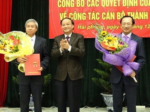  Trưởng ban Tổ chức Trung ương Tô Huy Rứa (giữa) trao quyết định cho ông Nguyễn Văn Thành (phải) và ông Dương Anh Điền. (Ảnh: TTXVN)
